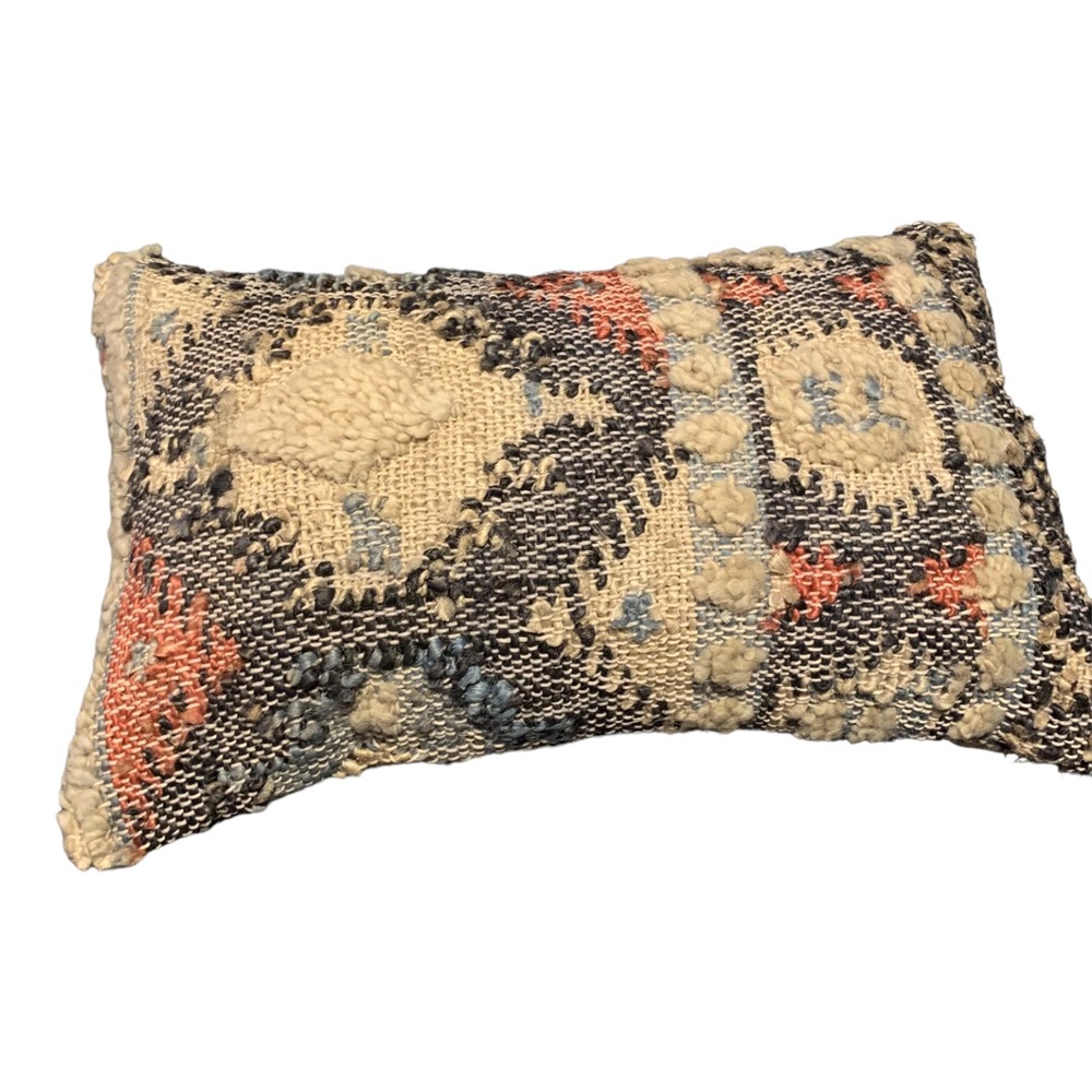 Loloi P0556 - Jute, Wool and Cotton Pillowcase with Down Filling.